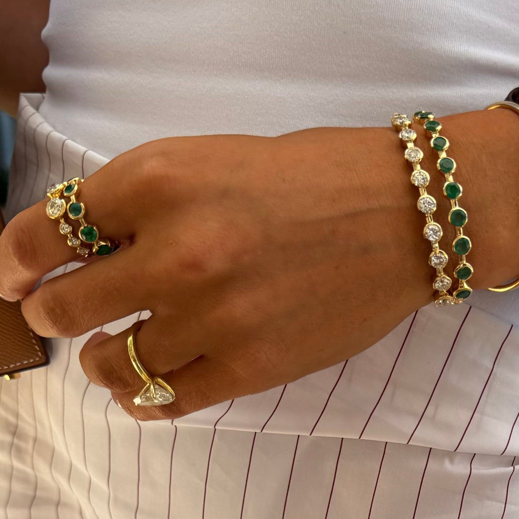 Semi-Bezel Graduated Bangle with Green Emeralds